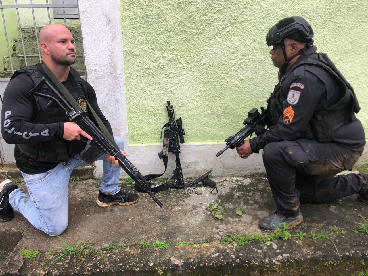 39º BPM apreende fuzil e pistola com traficantes na Comunidade do Parque Floresta em Belford Roxo